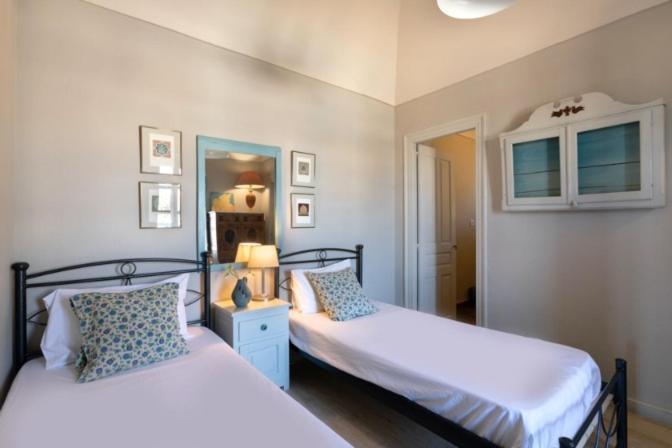 Caveland Hostel Karterados  Bagian luar foto