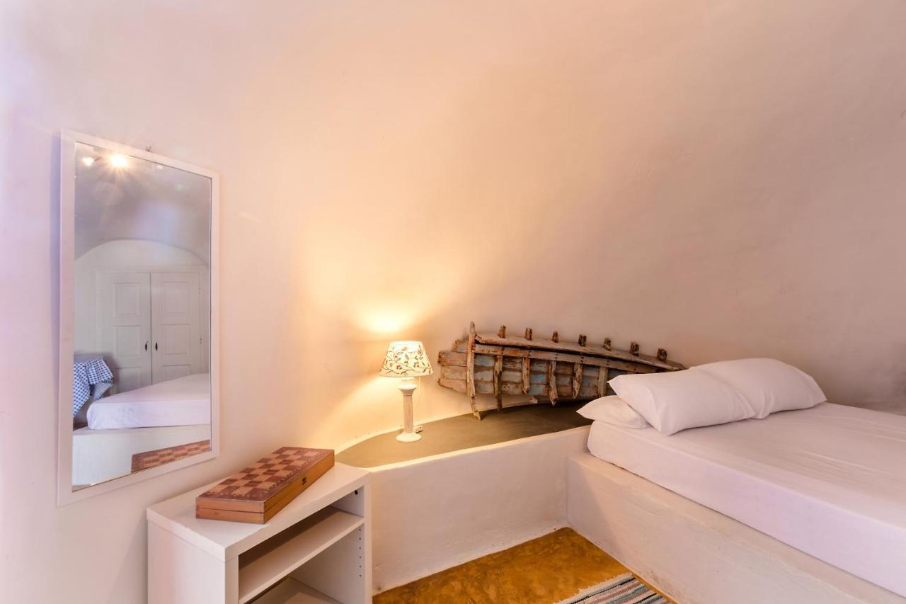 Caveland Hostel Karterados  Bagian luar foto